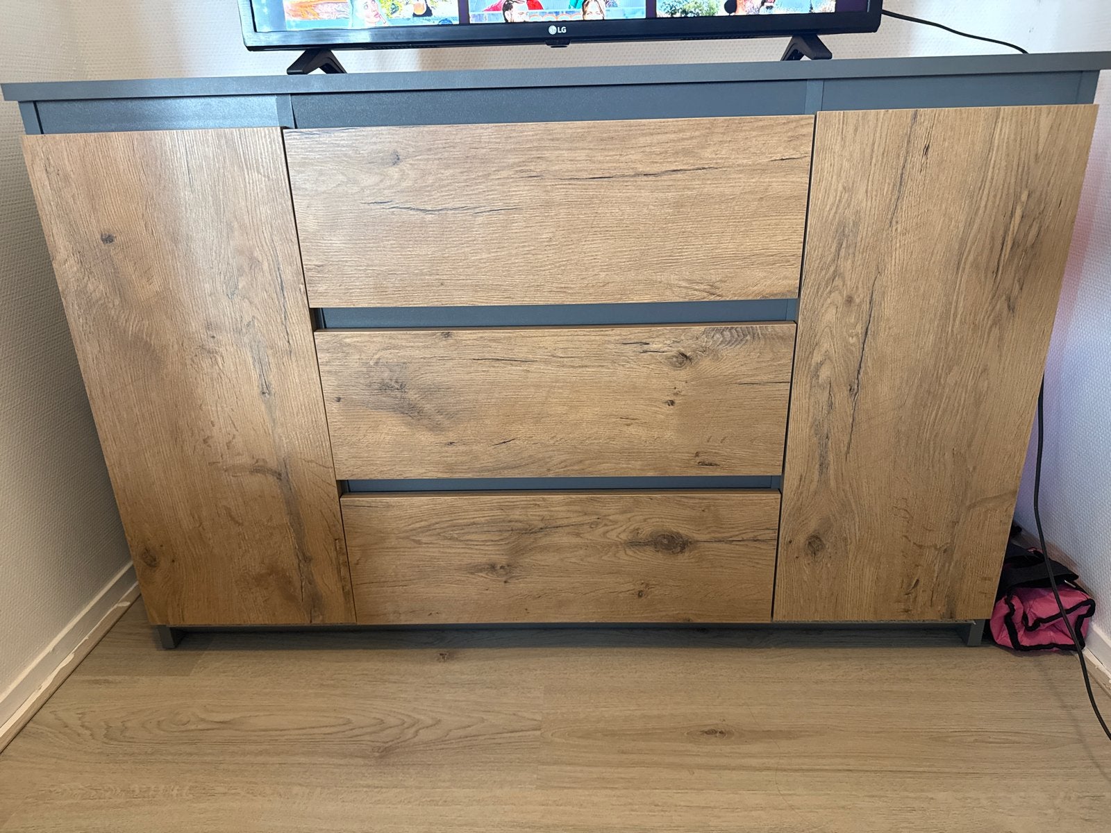 Donkergrijze kast met houten deurtjes en 3 lades, Huis en Inrichting, Ophalen, Gebruikt, 100 tot 150 cm, Met lade(s)
