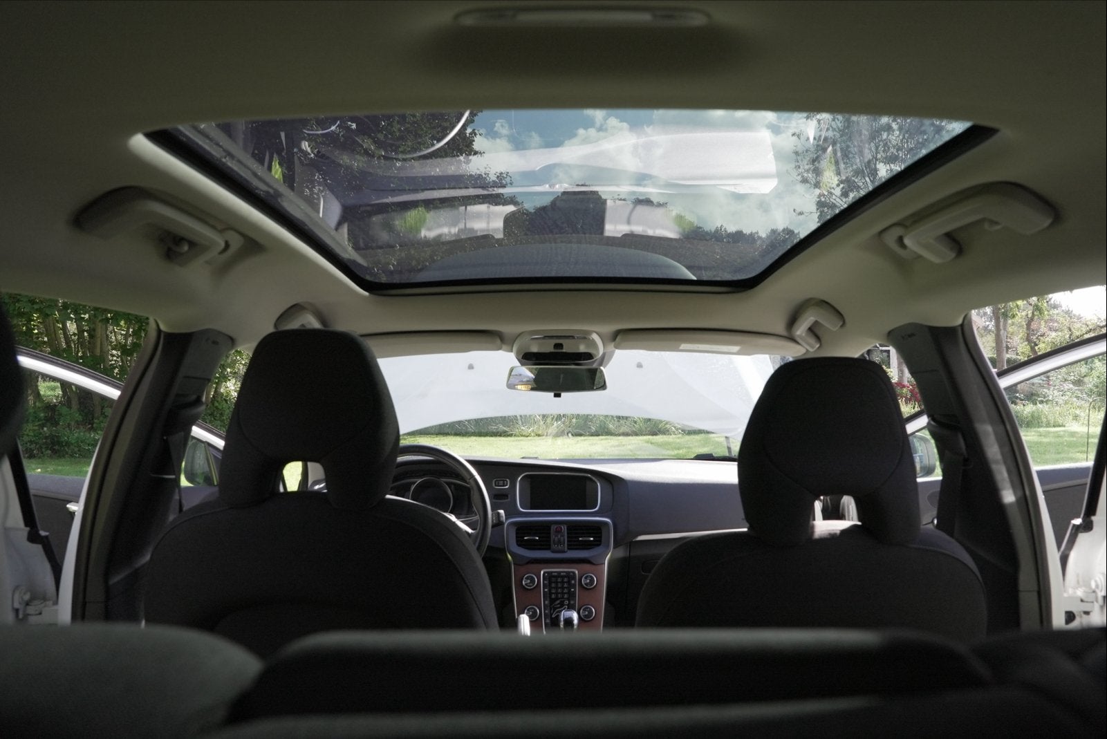 Volvo V40 2.0L T2 Kinetic 2015 Ice White | PANO, Voorwielaandrijving, Dealer onderhouden, Stof, Zwart