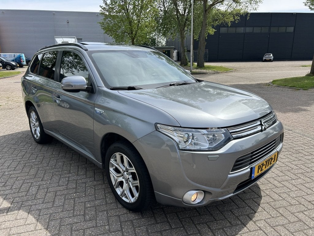 Mitsubishi Outlander 2.0 PHEV Instyle+ SCHUIFDAK CAMERA STOE, 4 cilinders, Automatische klimaatregeling, Leder, Hybride Elektrisch/Benzine