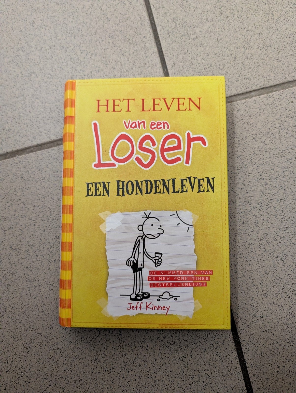 Het leven van een Loser: Een hondenleven - Jeff Kinney, Boeken, Ophalen of Verzenden, Gelezen, Jeff Kinney, Fictie algemeen