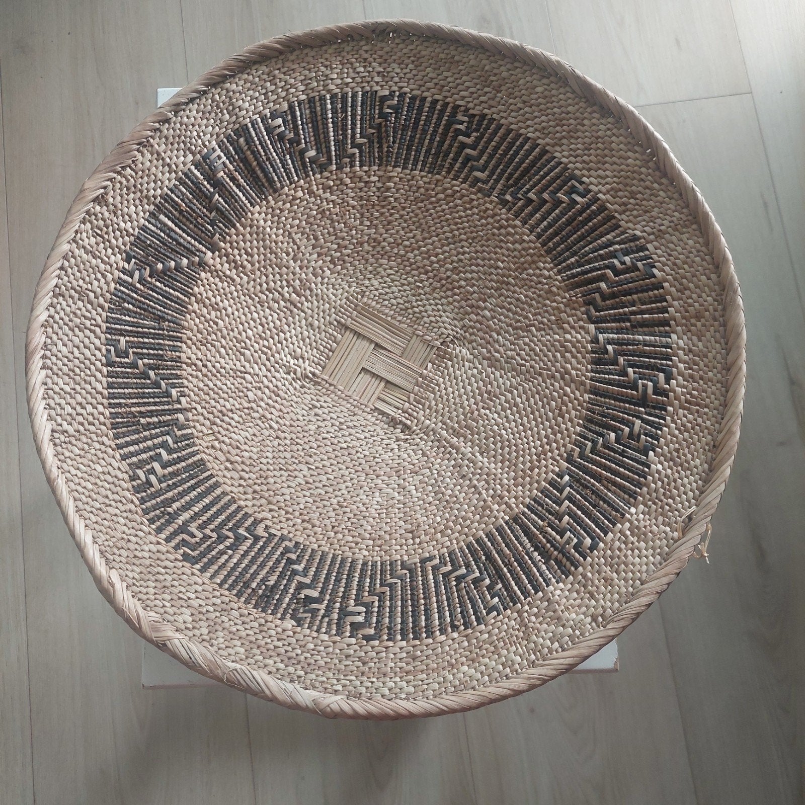 Decoratieve rieten schaal/mand met patroon, Ophalen of Verzenden, Nieuw, Rond
