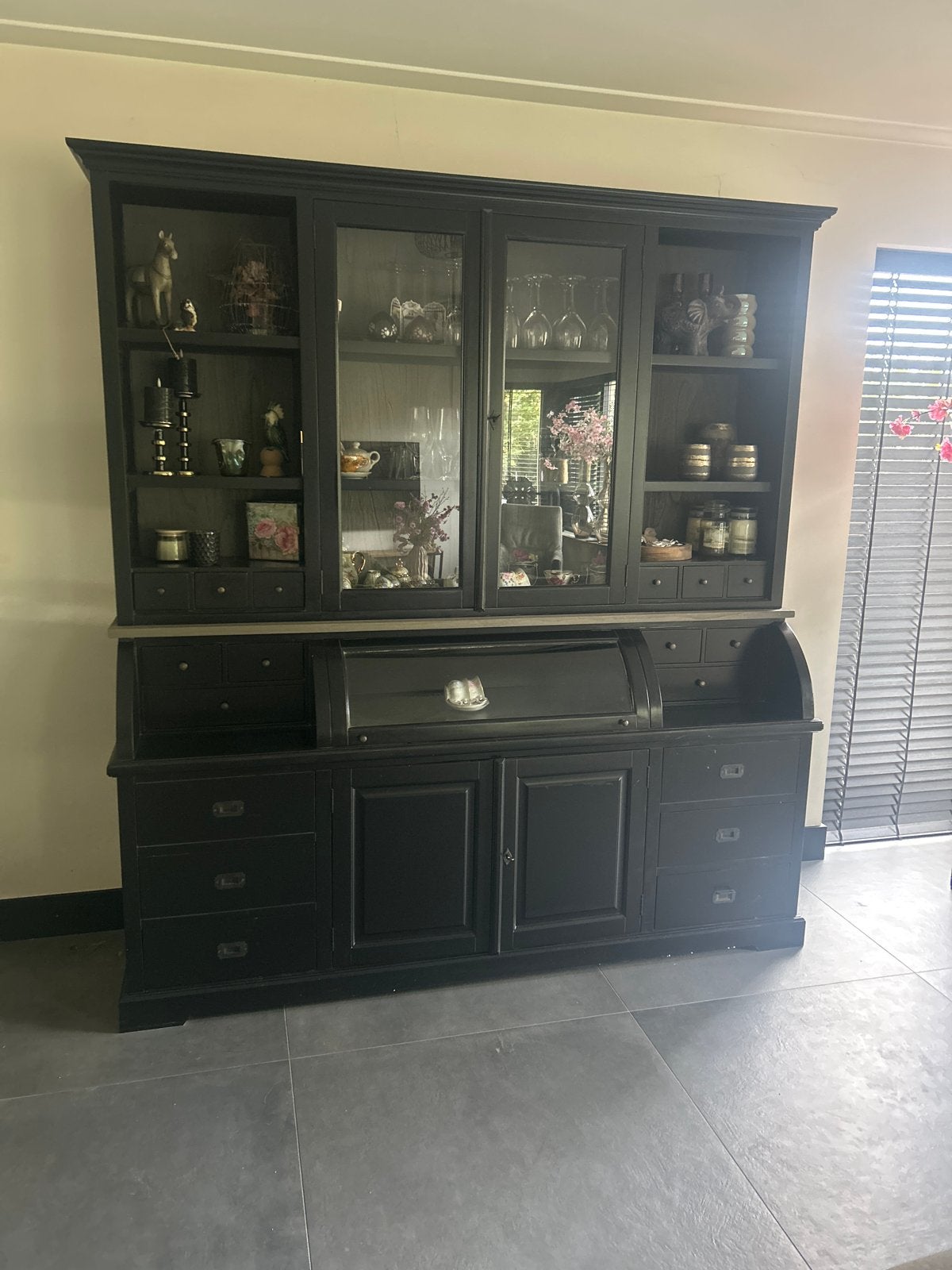 Zwart geverfde kast met vitrine en secretaire, Ophalen, Gebruikt, 100 tot 150 cm, 200 cm of meer