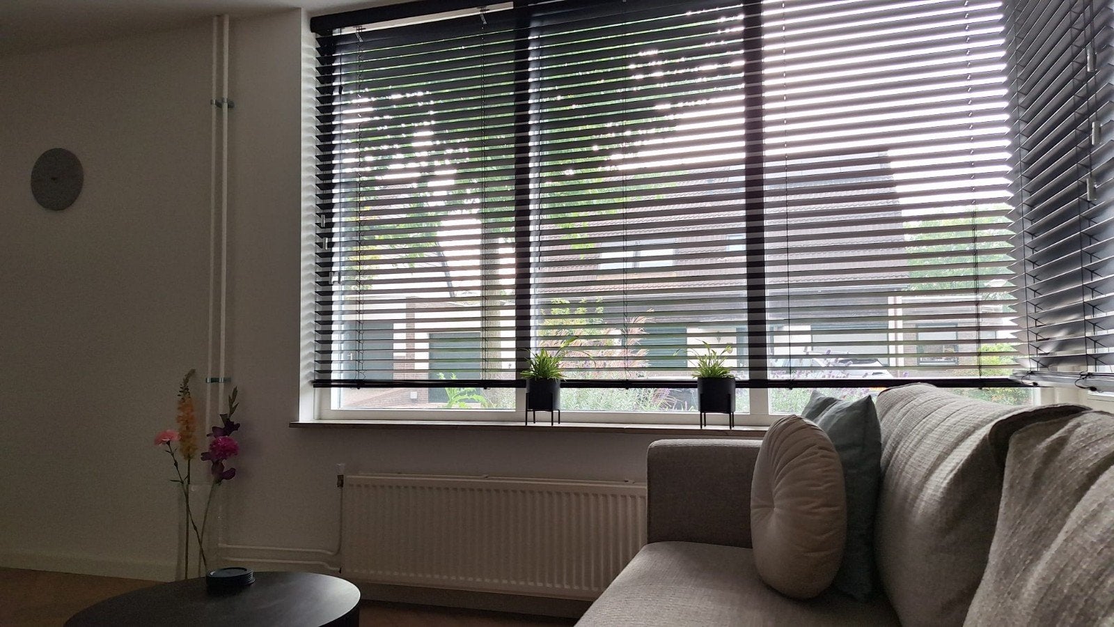 houten jaloezieën zwart voor hoekopstelling woonkamer, Ophalen, Zo goed als nieuw