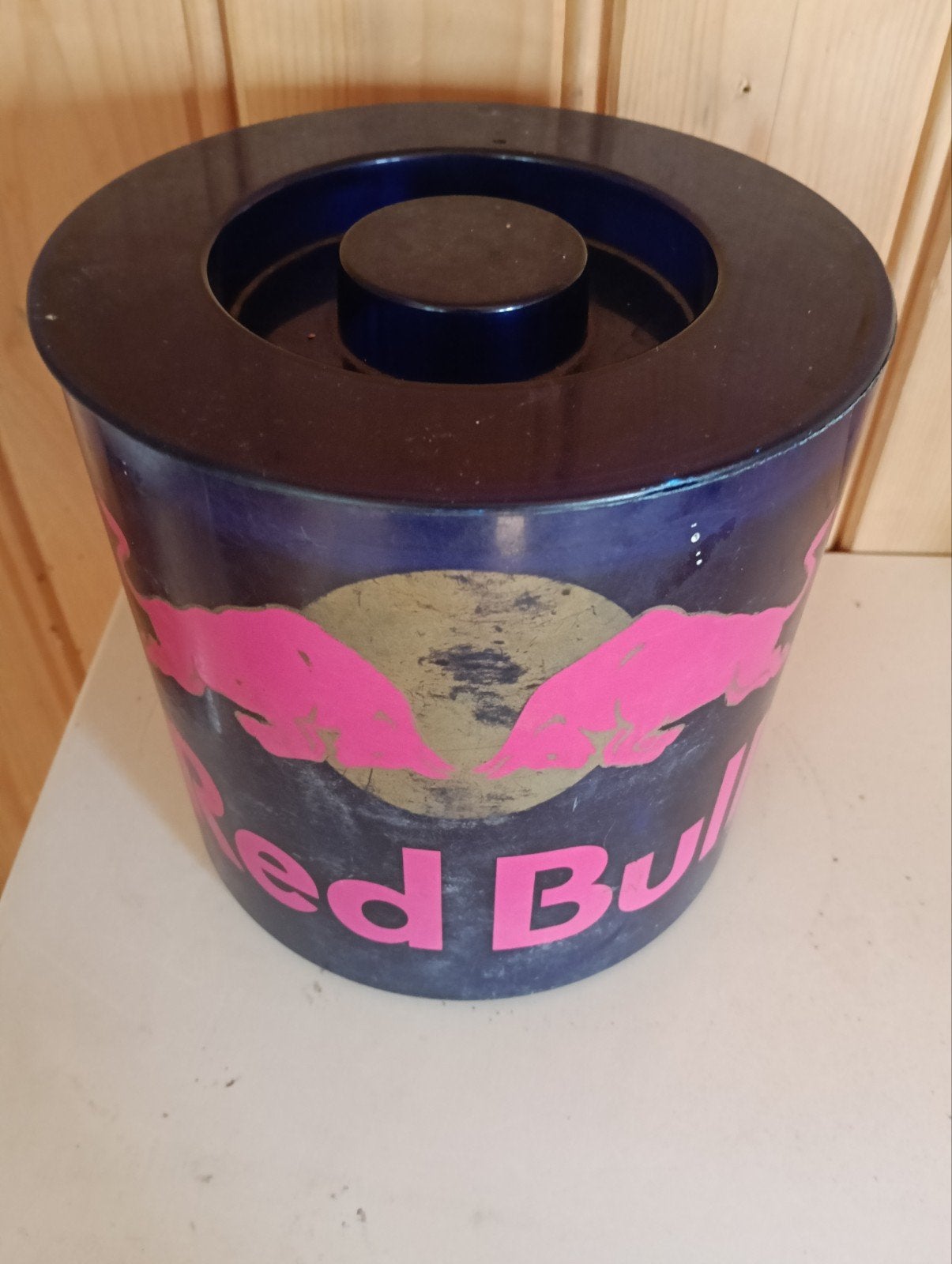 red bull houder., Huis en Inrichting, Woonaccessoires | Prullenbakken, Minder dan 10 liter, Ophalen, Zo goed als nieuw, Kunststof