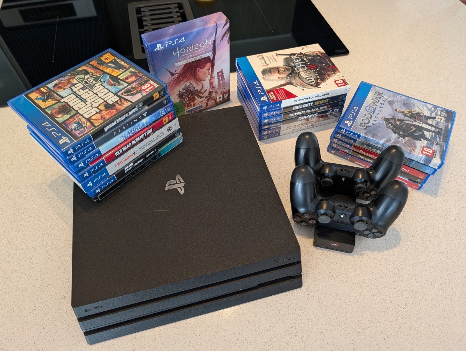 Foto 2 van PS4 Pro 1TB + 2 Controllers + 19 Games