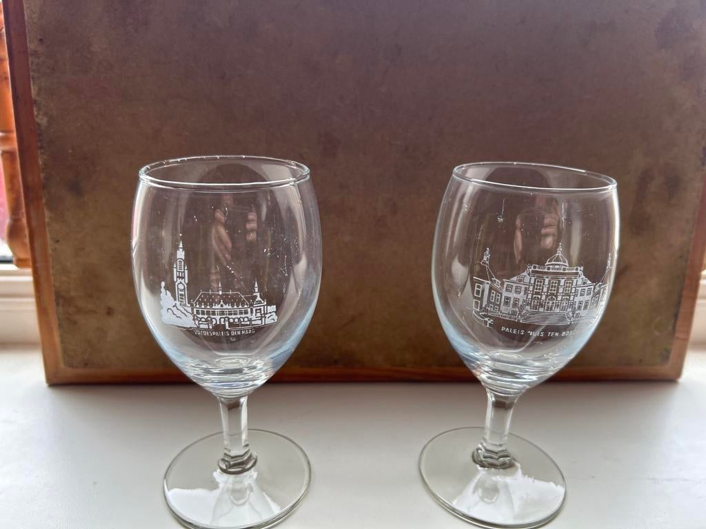 Set van 2 wijnglazen met Vredespaleis en Paleis Huis ten Bos, Antiek en Kunst, Antiek | Glas en Kristal, Ophalen of Verzenden