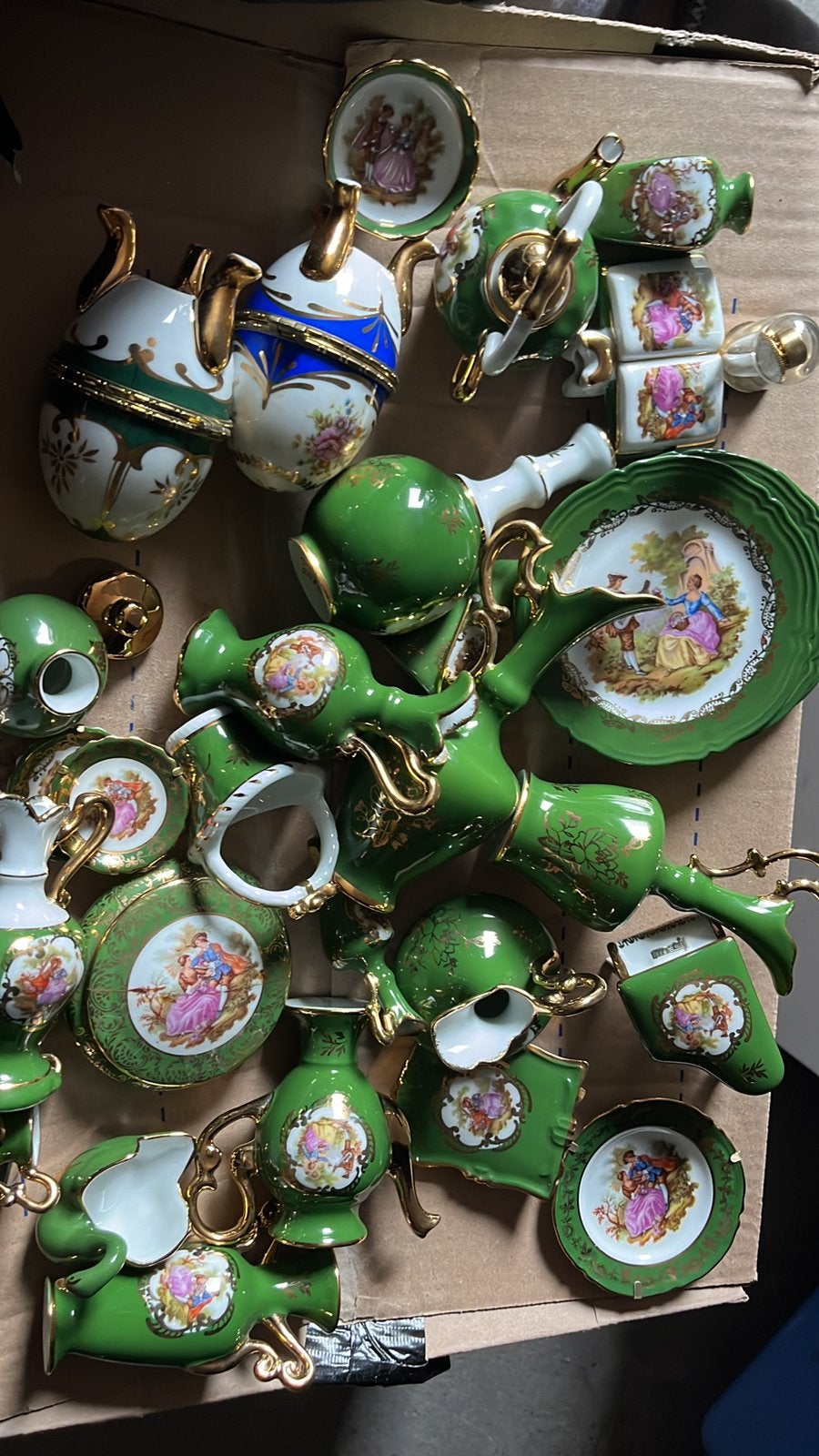 Grote set Limoges/Fragonard porseleinen miniatuur groen/goud, Ophalen of Verzenden
