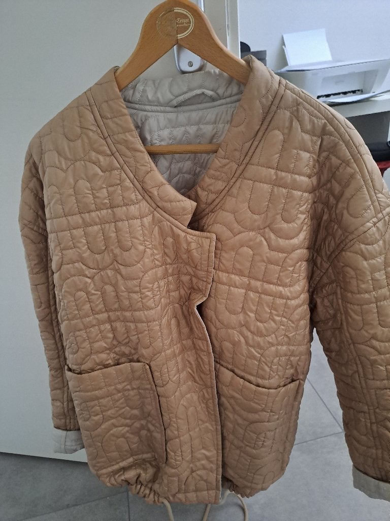 Stijlvol gewatteerd jasje - Beige/Lichtgrijs omkeerbaar, Maat 38/40 (M), Beige, Ophalen of Verzenden, Zo goed als nieuw
