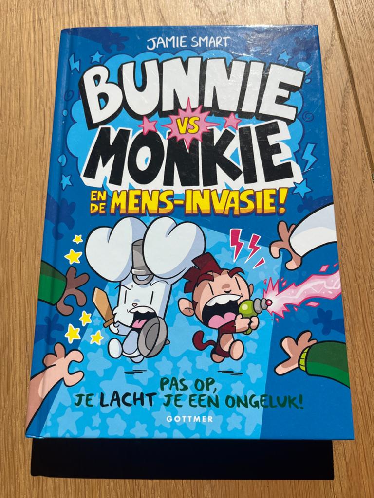 Bunnie vs Monkie en de Mens-Invasie! - Jamie Smart, Eén stripboek, Ophalen of Verzenden, Zo goed als nieuw