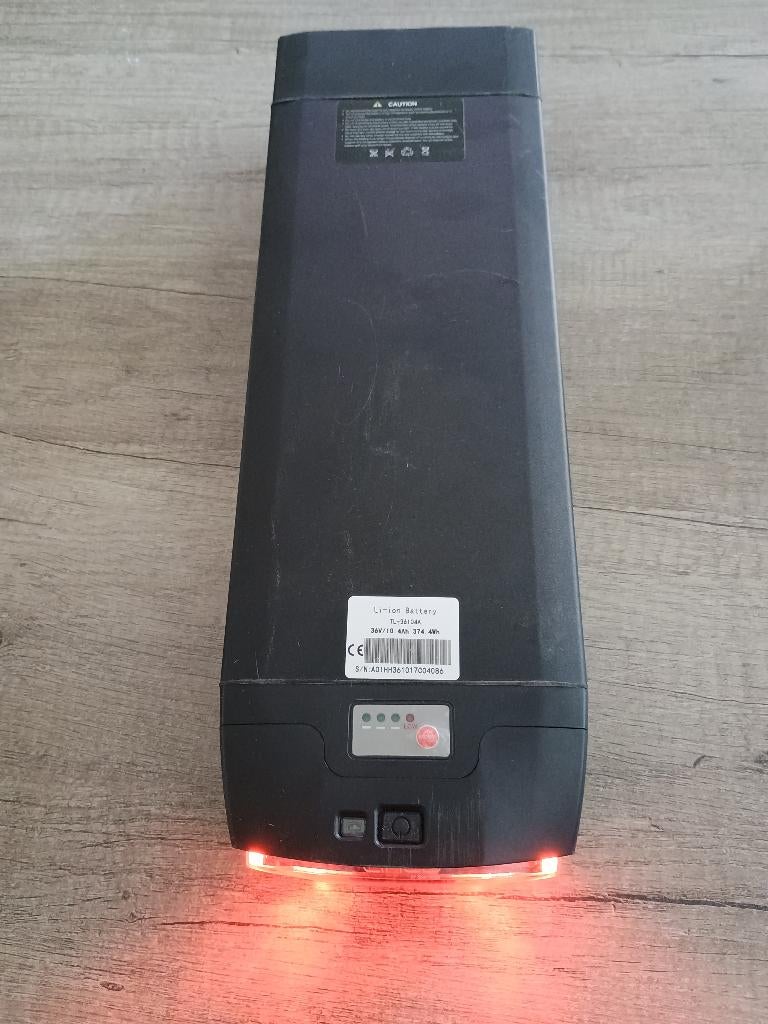 Fietsaccu 36V 10.4Ah TL-36104A + Lader (Brinckers/Victesse), Fietsen en Brommers, Fietsaccessoires | Fietsaccu's, Ophalen, Gebruikt