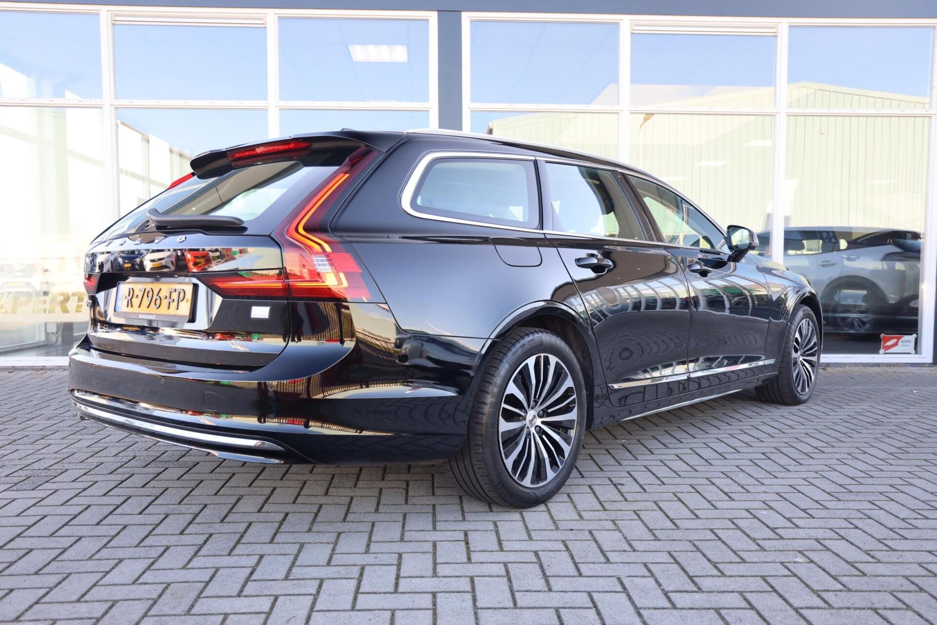 Volvo V90 2.0 T6 Plug-in hybrid AWD Essential Bright|Apple c, Auto's, Automaat, Euro 6, 4 cilinders, Zwart