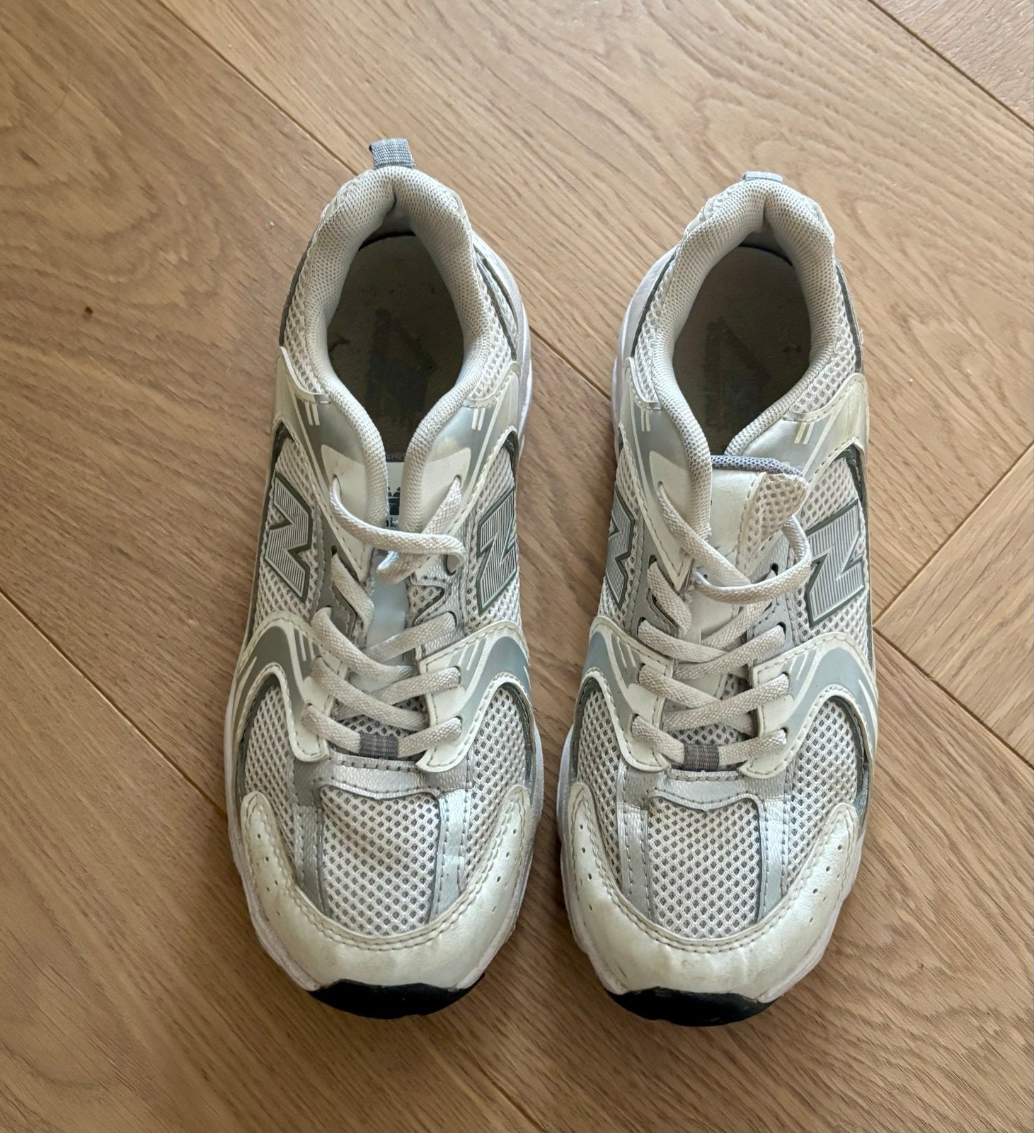 New Balance sneakers ( instappers) wit/grijs - Maat 35, Kinderen en Baby's, Kinderkleding | Schoenen en Sokken, Gebruikt, Ophalen of Verzenden
