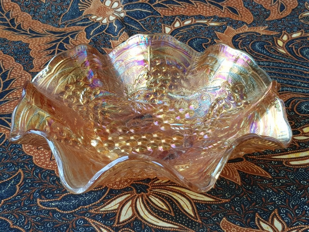 Oude Carnival glas schaal uit Engeland met druiven 22,2 cm., Antiek en Kunst, Antiek | Glas en Kristal, Ophalen of Verzenden