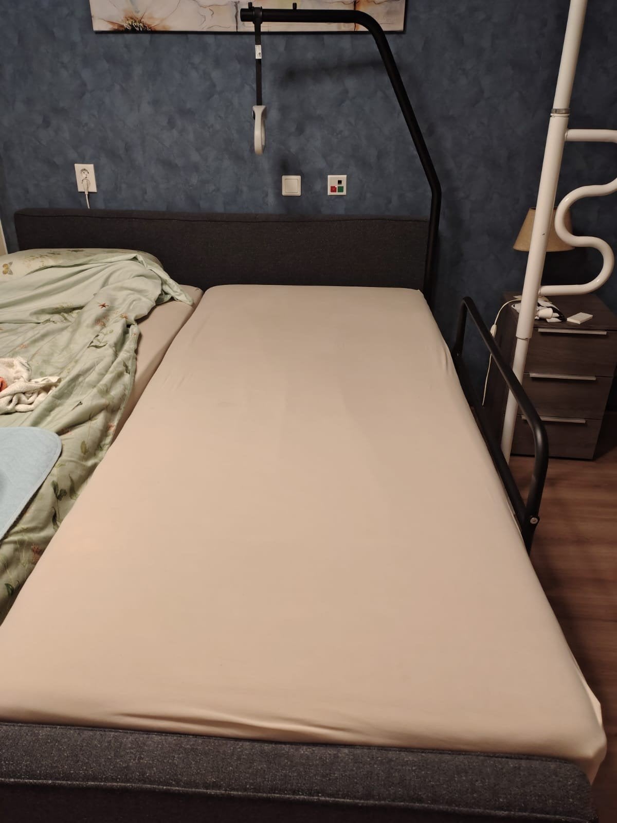 Verstelbaar eenpersoonsbed met bedhek en papegaai, Verstelbaar, 90 cm, Ophalen of Verzenden, Zo goed als nieuw