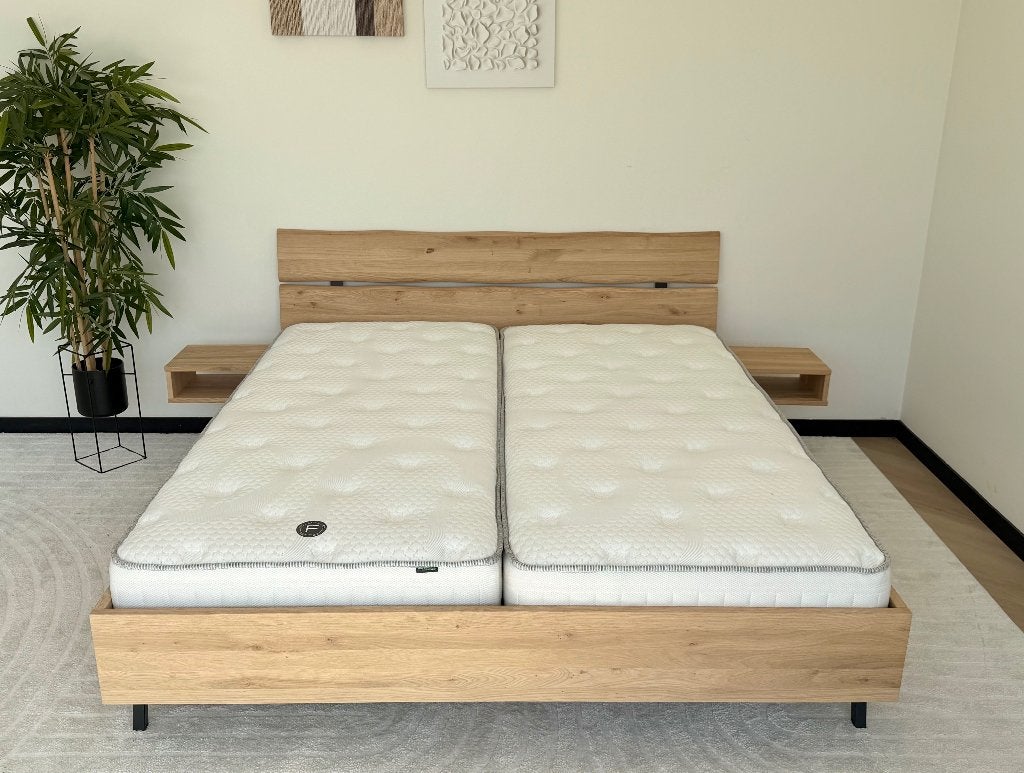 Luxe eikenhouten ledikant showroommodel 180x200, Bruin, Esthetisch, speels en tijdloos, Ophalen of Verzenden, 180 cm