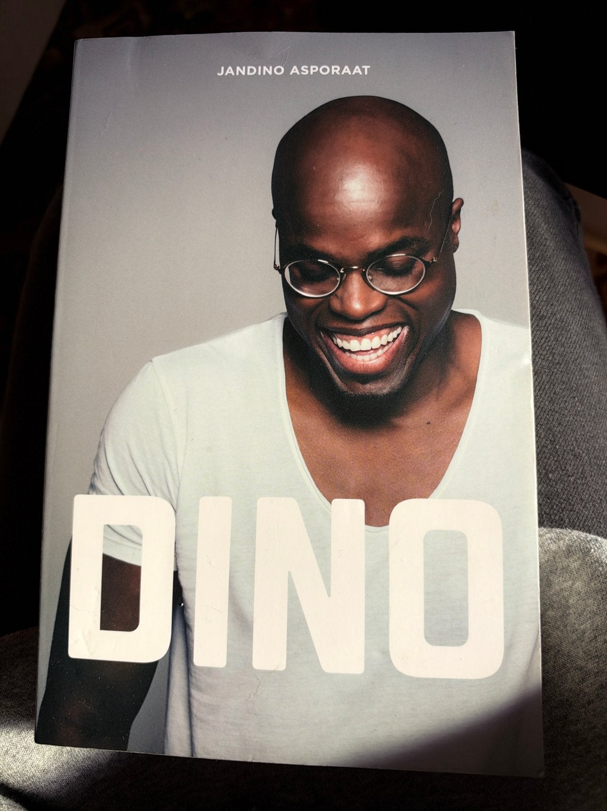 Dino - Jandino Asporaat - Gesigneerd exemplaar, Boeken, Ophalen, Zo goed als nieuw, Overige