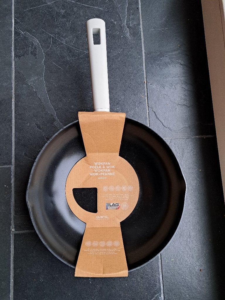 Wokpan met schenktuit. Nieuw zwart /creme 28 cm gusta sunday, Met schenktuit, Ophalen of Verzenden, Nieuw, Aluminium