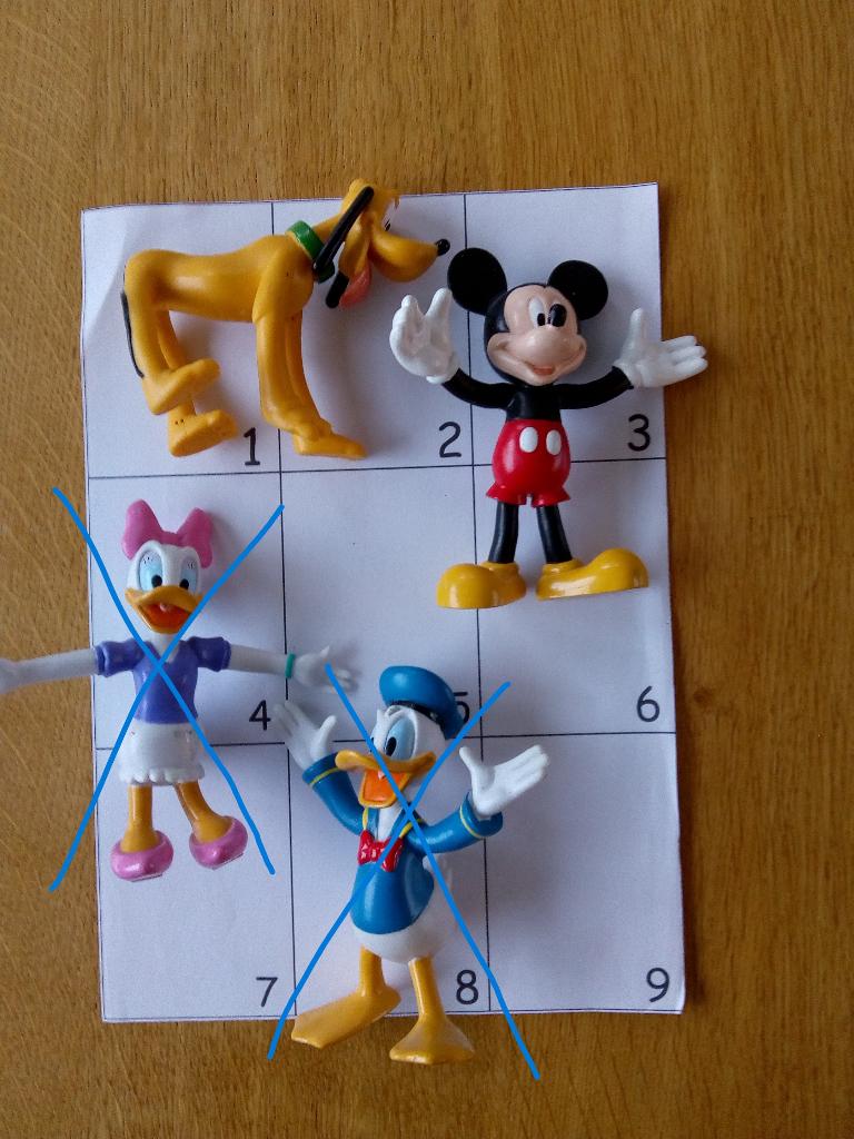 Blad Disney figuren Mickey of Pluto, Verzamelen, Ophalen of Verzenden, Mickey Mouse, Gebruikt, Beeldje of Figuurtje