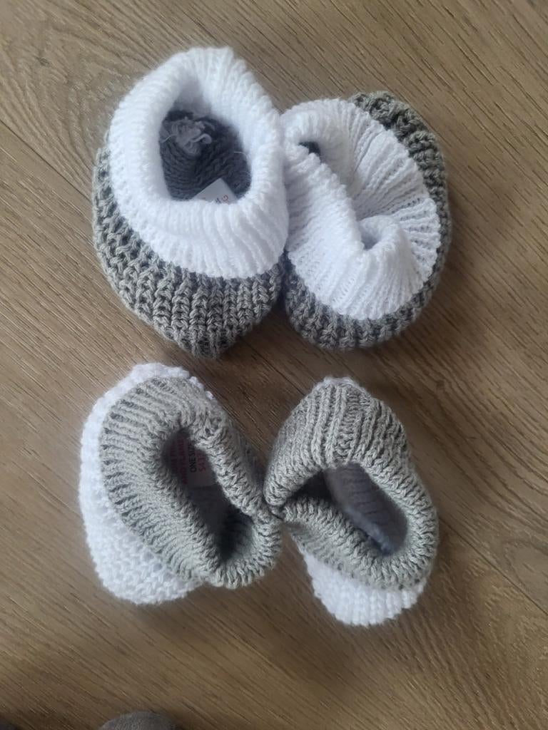Nieuw twee paar gebreide babyslofjes, wit en grijs, Kinderen en Baby's, Ophalen of Verzenden, Nieuw, Jongetje of Meisje, Schoentjes