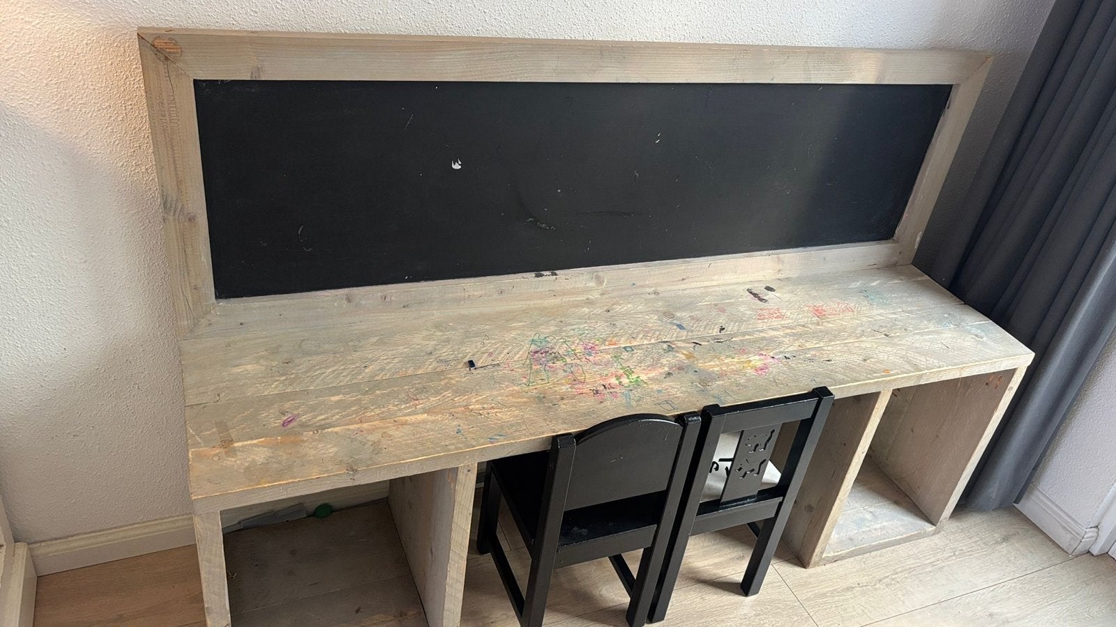 Steigerhouten kinderbureau 160cm met krijtbord, Huis en Inrichting, Ophalen, Opbergruimte, Gebruikt, Hout