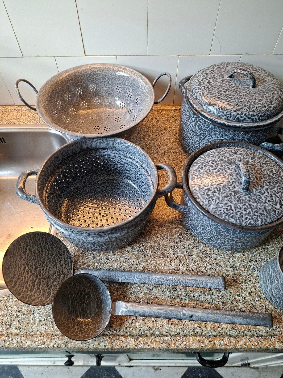 Grote set vintage emaille pannen en keukengerei, Antiek en Kunst, Ophalen of Verzenden