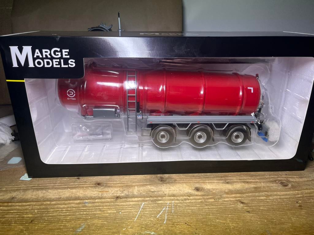 Rode D-Tec transporttank Marge Models 1:32, Hobby en Vrije tijd, Modelauto's | 1:32, Ophalen of Verzenden, Zo goed als nieuw, Tractor of Landbouw