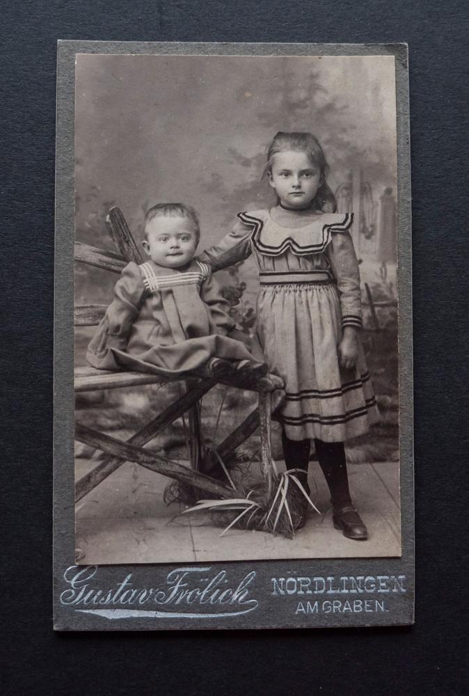 Carte de Visite - Twee meisjes in mooie jurkjes, Verzamelen, Verzenden, Foto, Zo goed als nieuw, Voor 1940
