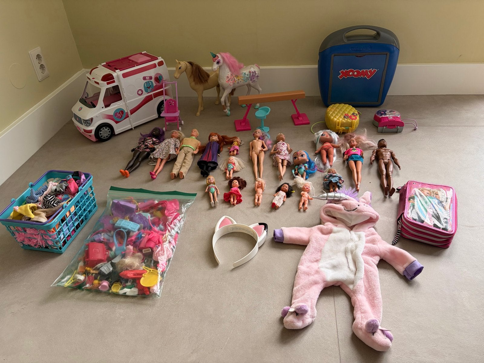 Grote Barbie set met ambulance, paarden en veel poppen, Ophalen, Gebruikt, Barbie