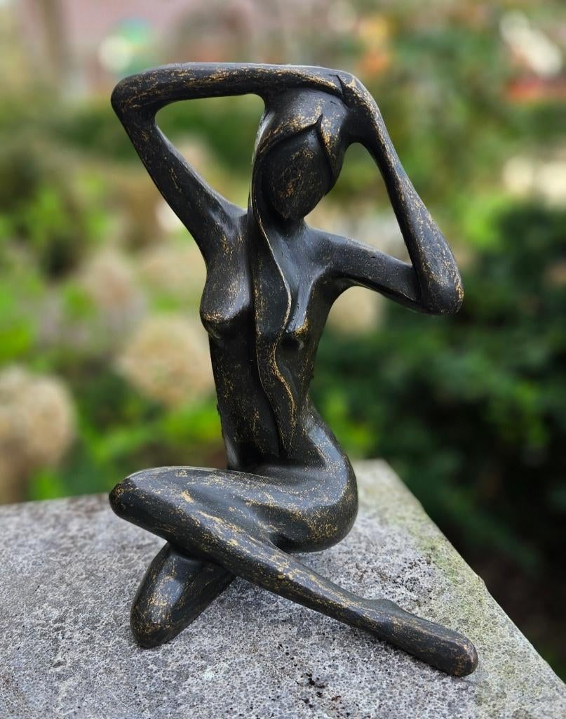 POSERENDE VROUW / Bronzen tuinbeeld / brons, Tuin en Terras, Tuinbeelden, Nieuw, Mensenbeeld, Ophalen of Verzenden
