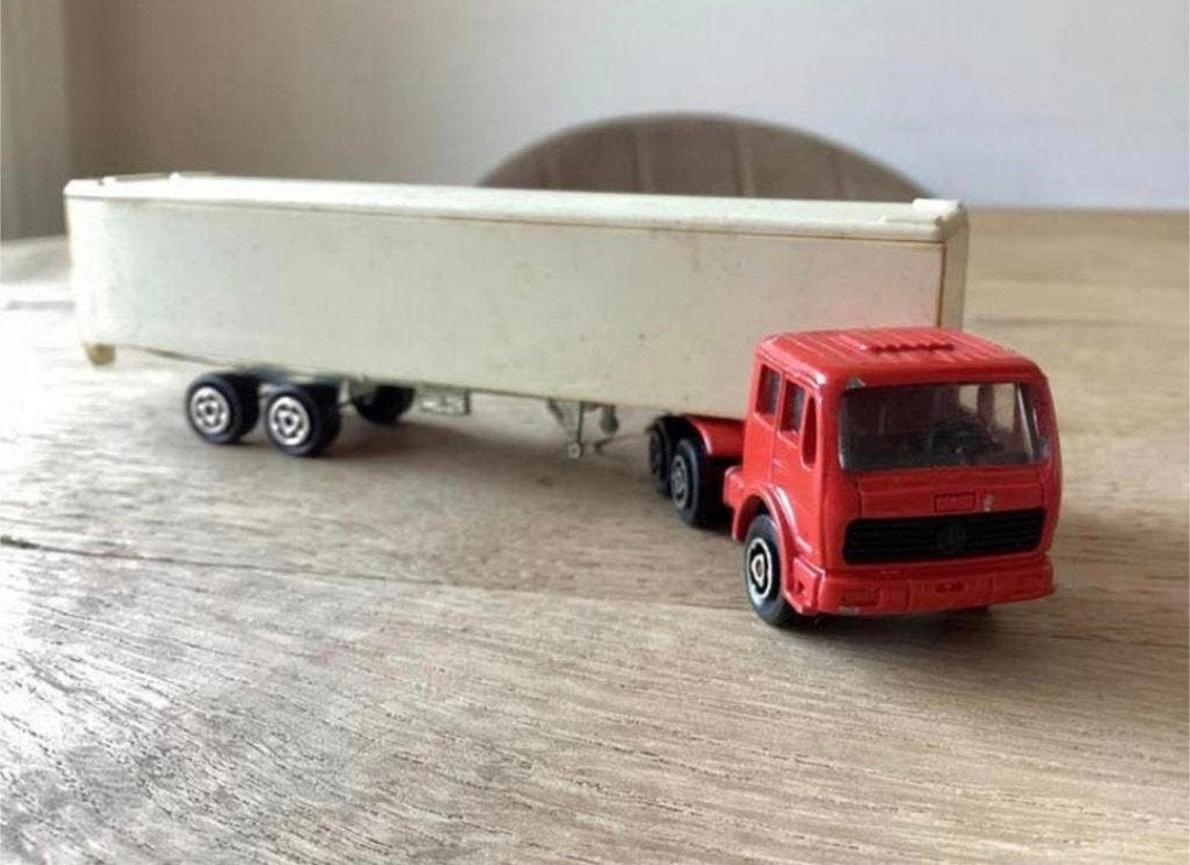 Majorette Mercedes vrachtwagen met oplegger – schaal 1:100, Ophalen of Verzenden, Gebruikt, Bus of Vrachtwagen, Majorette