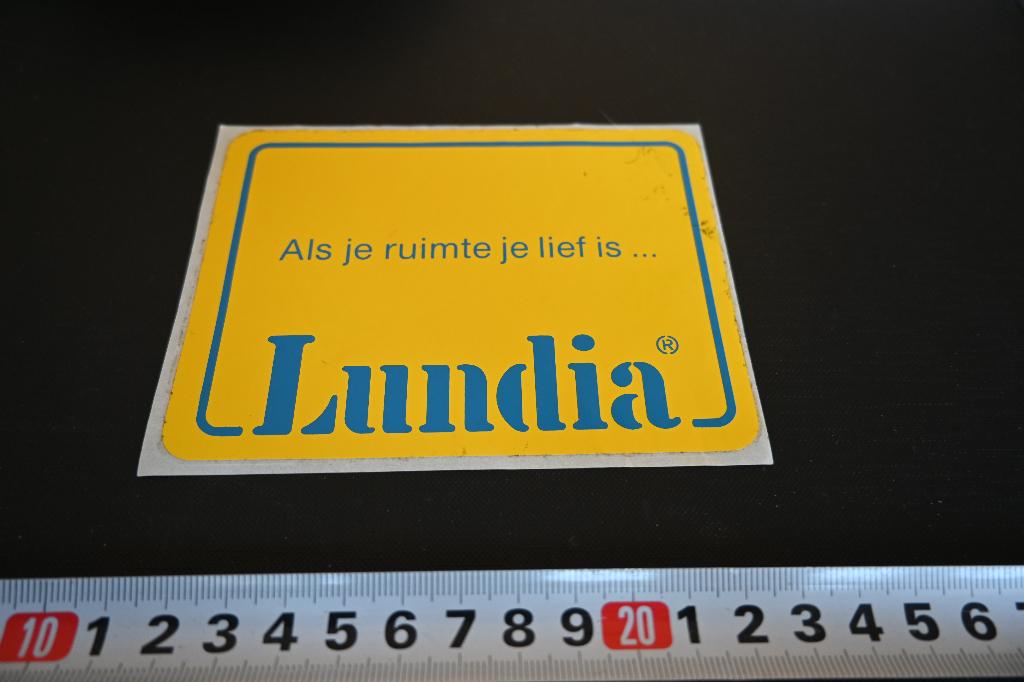 sticker LUNDIA als je ruimte je lief is, Ophalen, Zo goed als nieuw