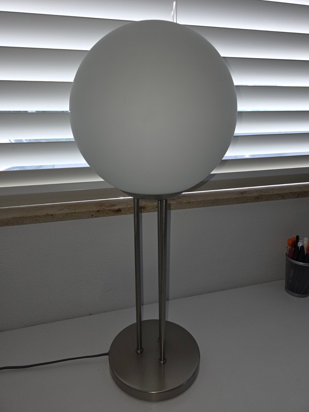 Moderne tafellamp met bolvormige kap, Huis en Inrichting, Ophalen, Gebruikt, Wit, Sfeerlamp