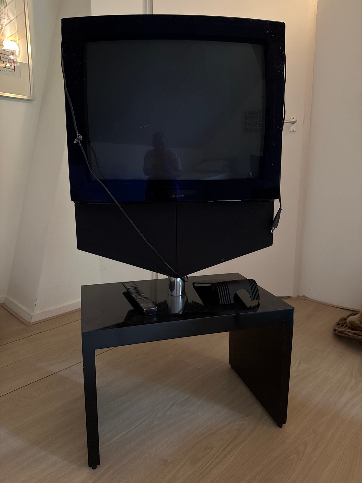 Bang & Olufsen BeoCenter 1 TV met standaard, Ophalen