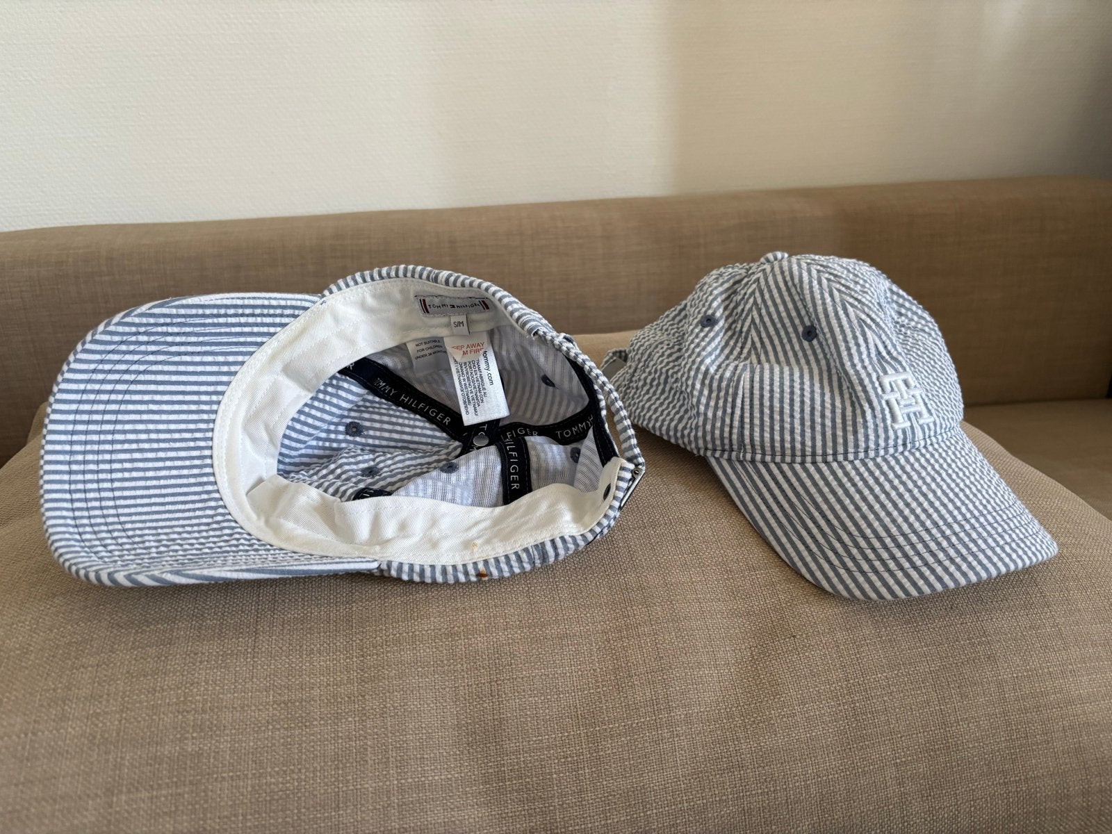 Tommy Hilfiger Kinderpetten S/M - €10/stuk of €15 per 2, Ophalen of Verzenden, Zo goed als nieuw, Pet