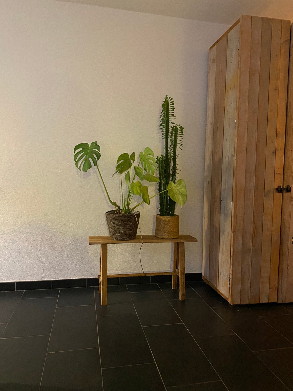 Houten bankje met planten in mand, Ophalen, Hout, Gebruikt, Landelijk