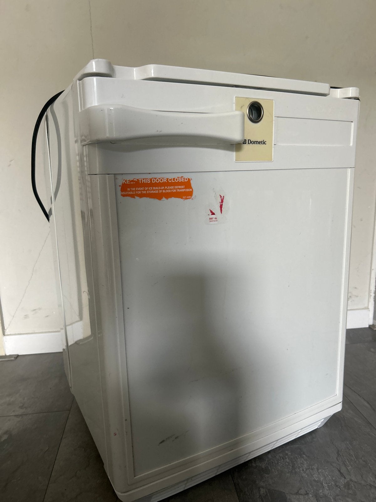 Dometic Minibar Koelkast - Compact en Efficiënt, Witgoed en Apparatuur, Ophalen, Minder dan 75 liter, Zonder vriesvak, Gebruikt