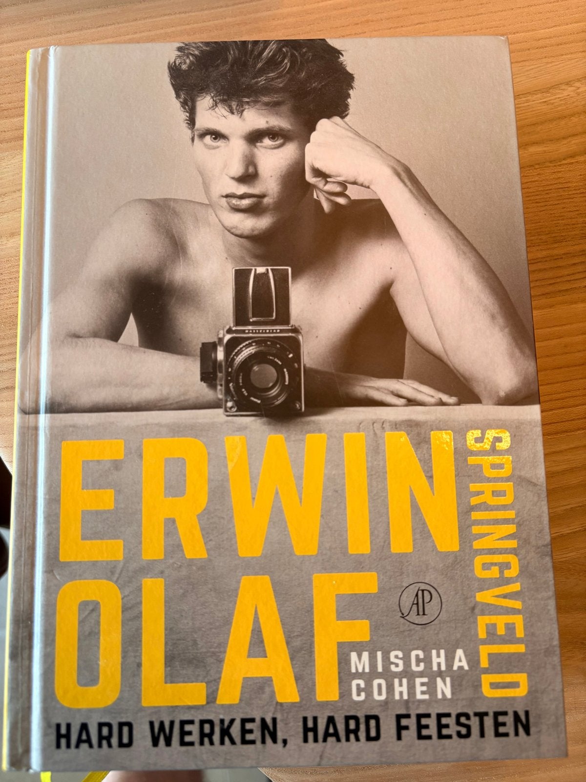 Boek Erwin Olaf Springveld: Hard werken, hard feesten, Ophalen, Zo goed als nieuw, Fotografen