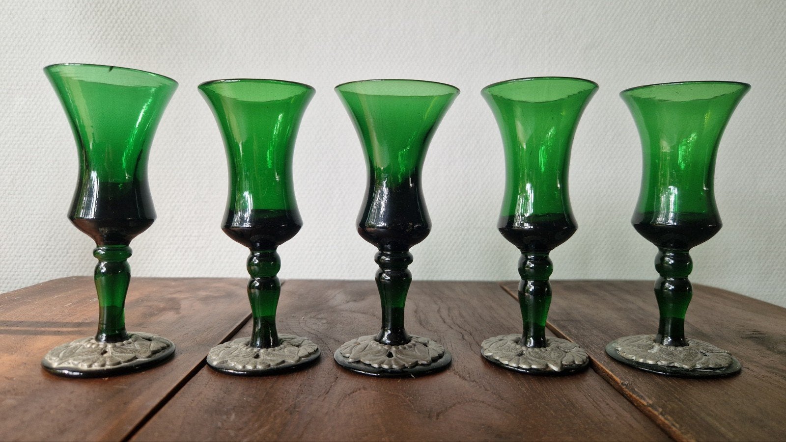 Set van 5 Groene Glazen met Metalen Voet, Antiek en Kunst, Antiek | Glas en Kristal, Ophalen of Verzenden