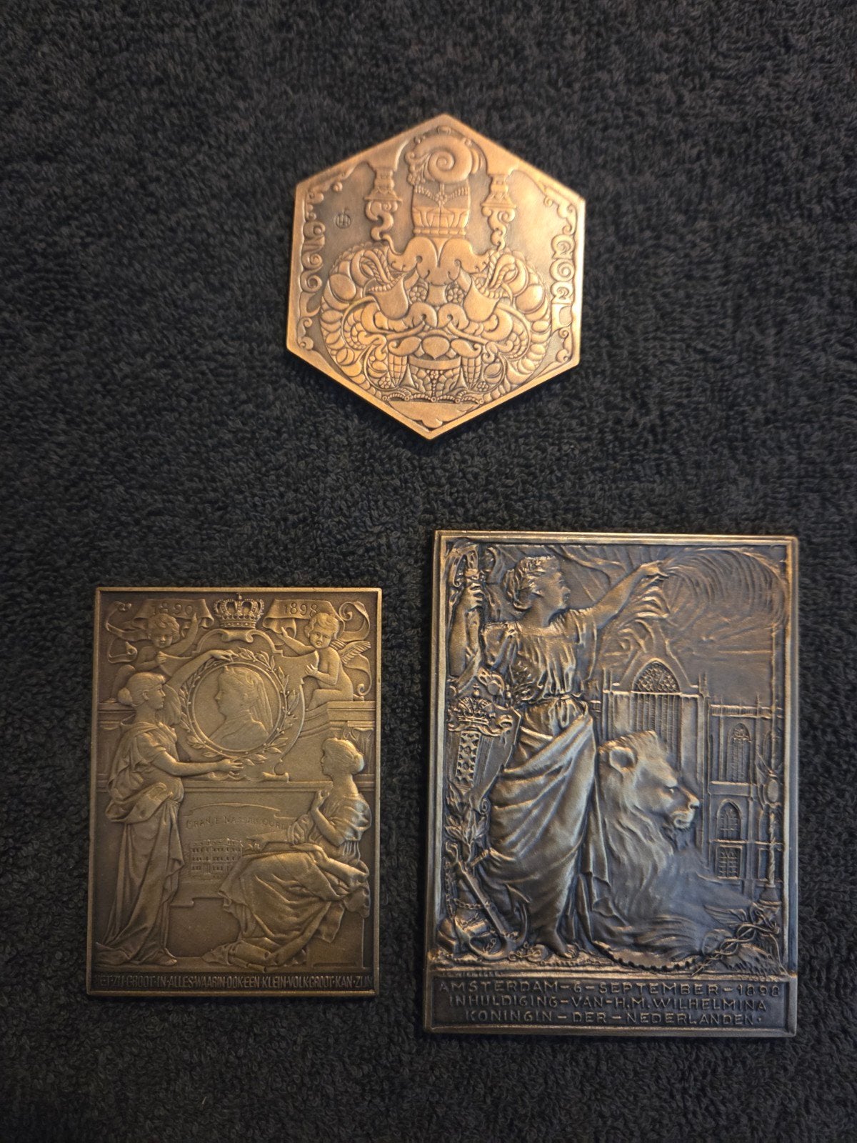 Set van 3 historische koninklijke plaquettes/medailles   d, Ophalen of Verzenden, Overige materialen