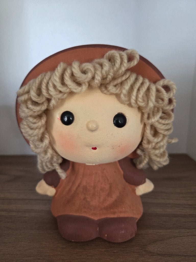 Spaarpot Holly Hobbie stijl jaren 70, meisje met wollen haar, Ophalen of Verzenden, Zo goed als nieuw, Steen, Aardewerk of Keramiek