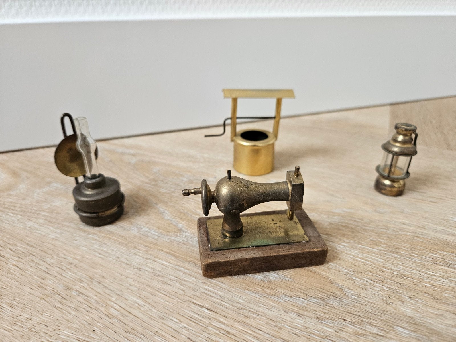 Set van 4 koperen miniaturen: lampen, waterput, naaimachine, Ophalen of Verzenden
