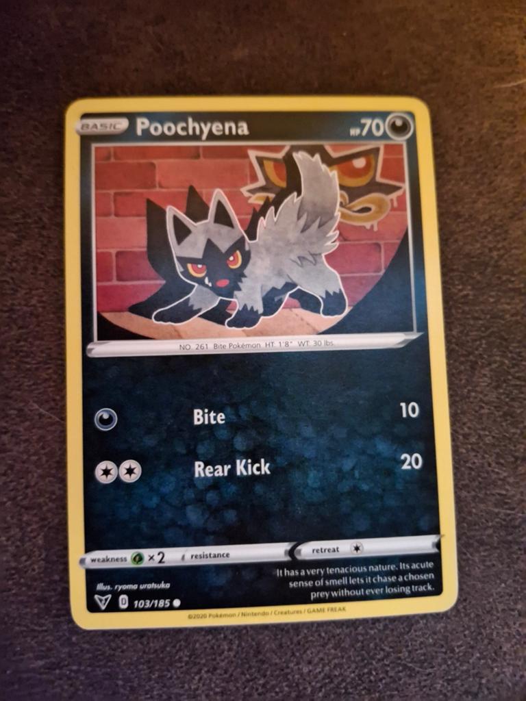 Poochyena Pokémon Kaart 103/185 - Zo goed als nieuw, Ophalen of Verzenden, Zo goed als nieuw, Losse kaart