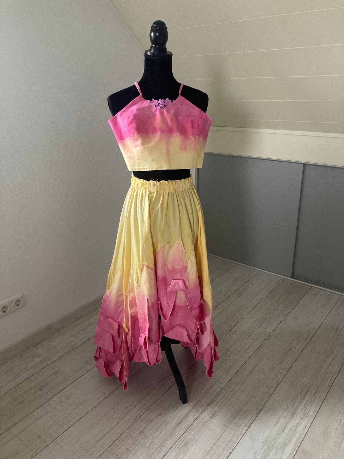 Rok met top outfit bloem geel/roze maat s/m, Kleding | Dames, Carnavalskleding en Feestkleding, Ophalen of Verzenden, Zo goed als nieuw