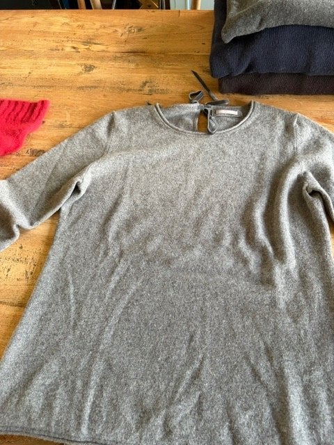 Hemisphere, middengrijs cashmere truitje met strik. Zgan. 38, Kleding | Dames, Maat 38/40 (M), Hemisphere, Ophalen of Verzenden
