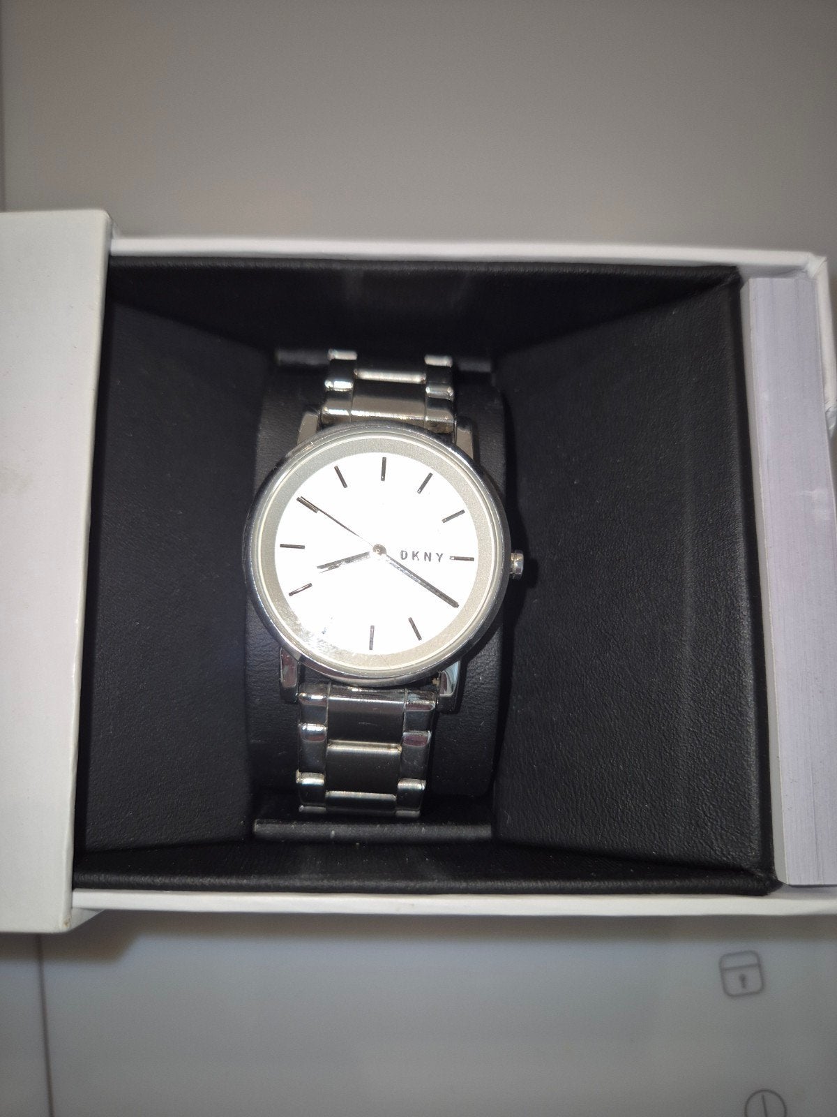 Stijlvol DKNY Dames Horloge - Zilverkleurig met Stalen Band, Sieraden, Tassen en Uiterlijk, Horloges | Dames, Staal, Staal, DKNY