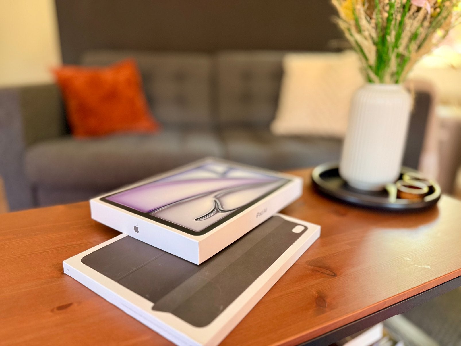 Foto 2 van Apple Ipad Air (2025) 13-inch (M3) WI-FI 128 GB + Folio