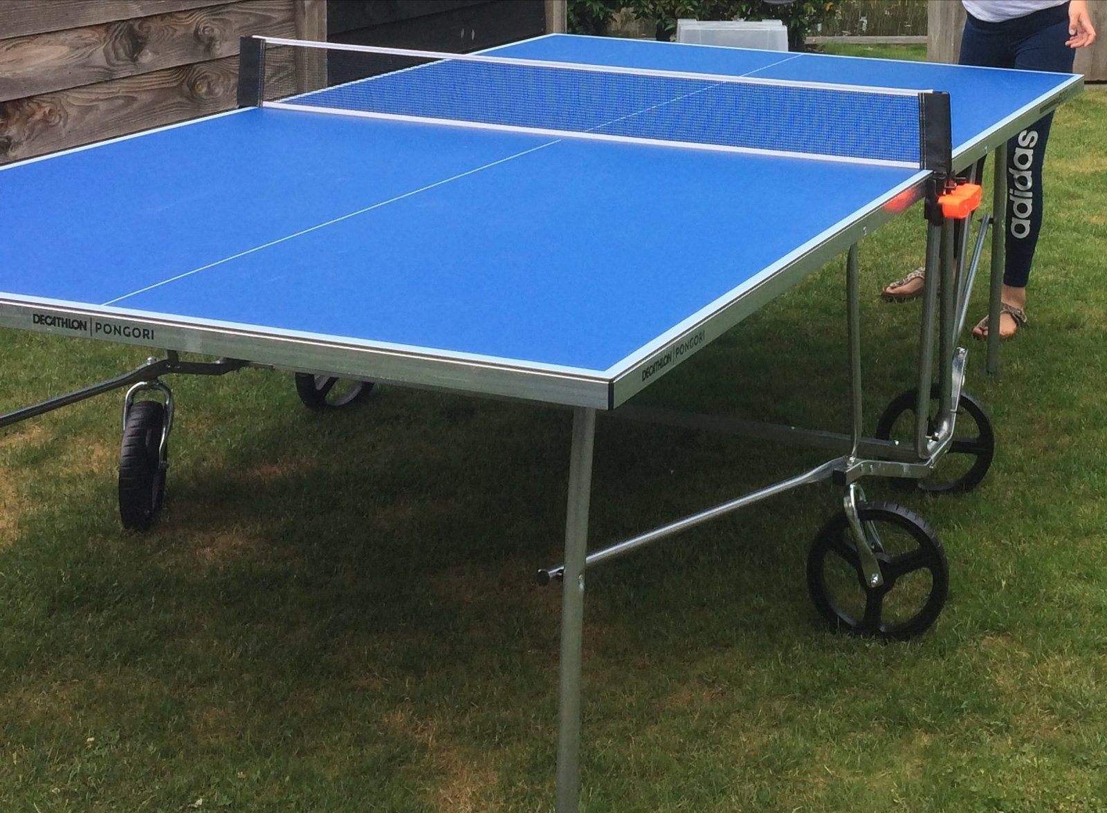 Decathlon PONGORI Tafeltennistafel Outdoor met hoes, Sport en Fitness, Tafeltennis, Gebruikt, Tafel Outdoor, Verrijdbaar, Ophalen