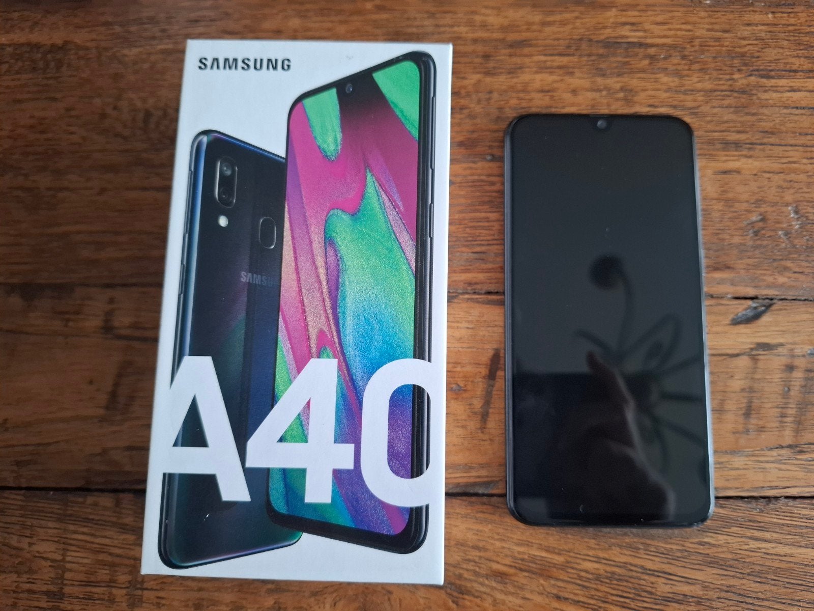 Samsung Galaxy A40 - Zeer goede staat + hoesje