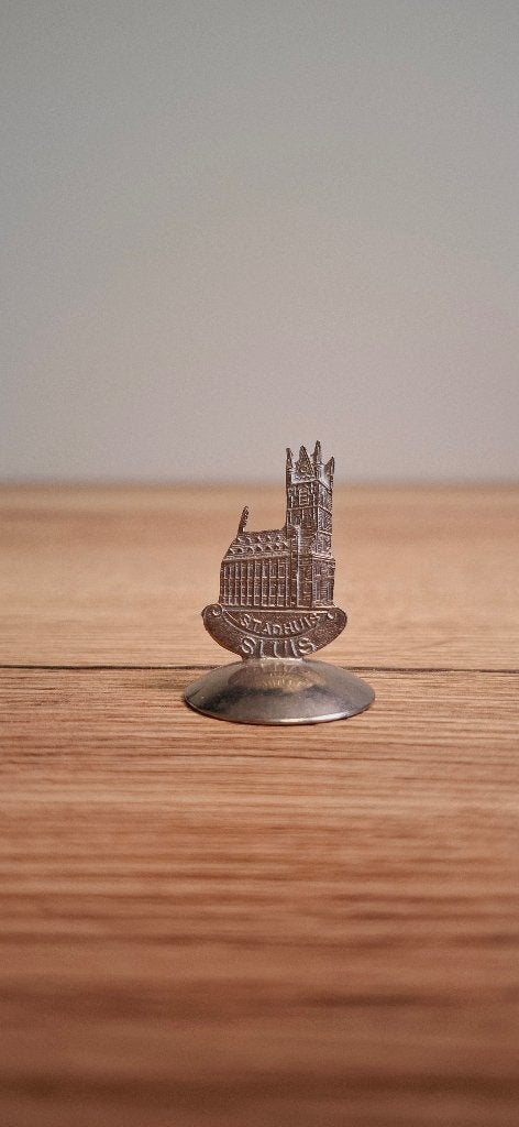 Sluis Stadhuis standaardje souvenir, Verzamelen, Ophalen of Verzenden, Gebruikt, Overige typen