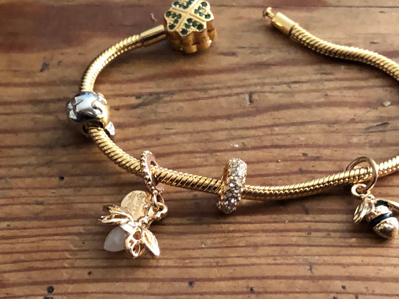 Gouden bedelarmband met diverse bedels, maat 20, Overige materialen, Gebruikt, Ophalen of Verzenden, Met bedels of kralen